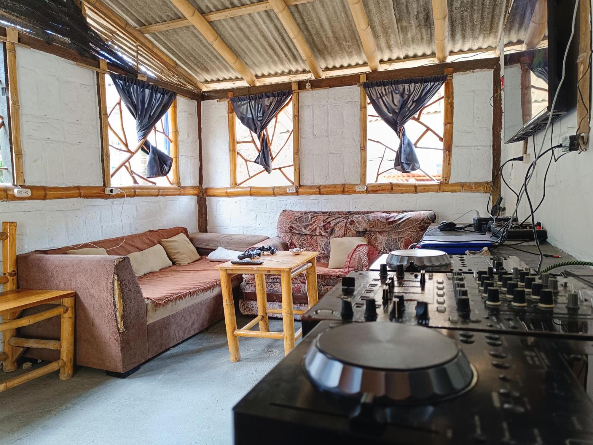Munay Backpacker Hostel Монтаньита Экстерьер фото